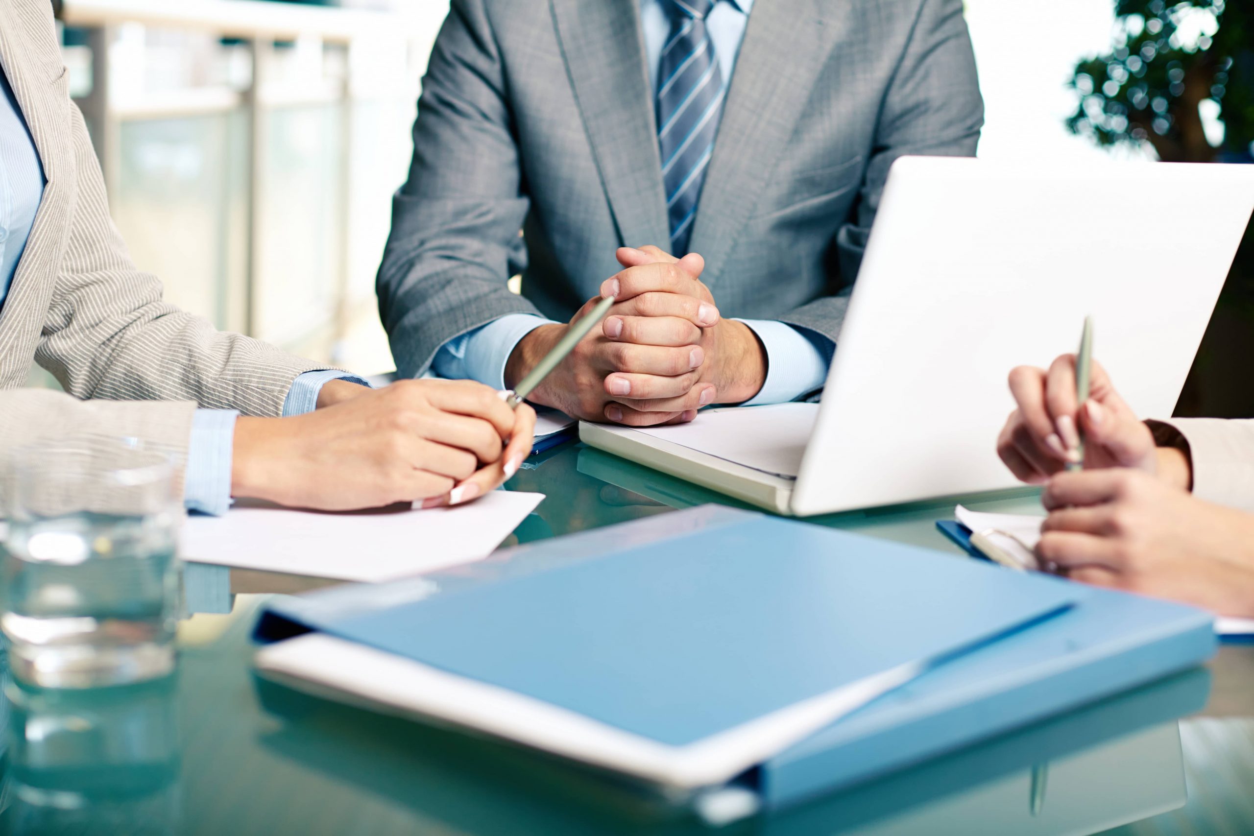 Aspectos Legales en la Compra de Bienes Raíces: Lo que Debes Saber