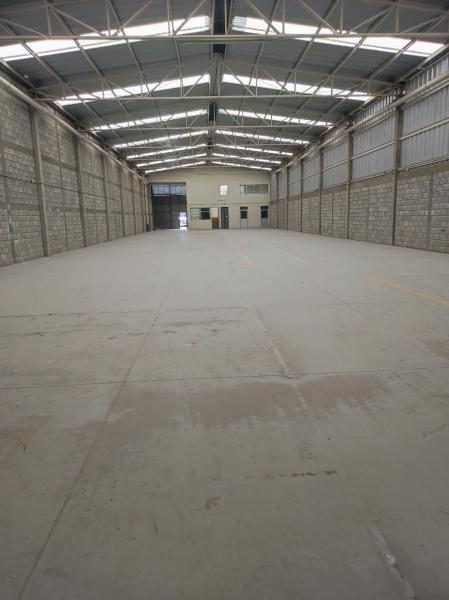 Bodega de 850 m2 con  oficinas Blvd la Luz 