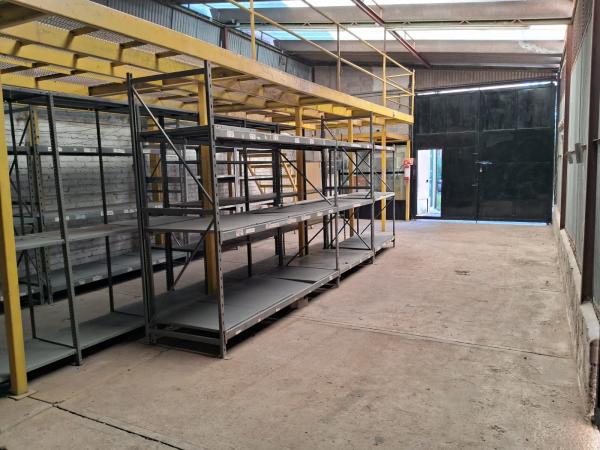 Bodega en san Miguel de 144 m2 